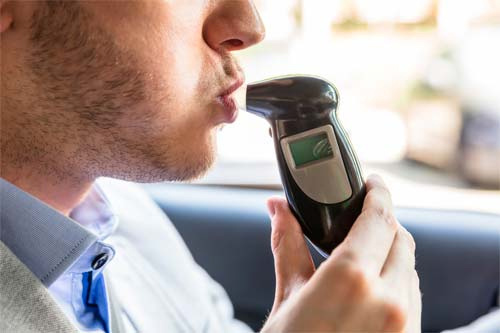 Alkoholtester dienen unter anderem der Kontrolle der Fahrtauglichkeit Alkoholtester bestimmen den Promillewert anhand der ausgestoßenen Atemluft