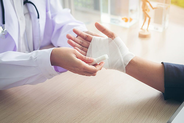 Dressing applied by a doctor to support patients Dressing material for immobilisation and support in the treatment of various wounds