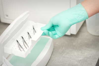 Instrument processing in a disinfection tray Disinfection Tray